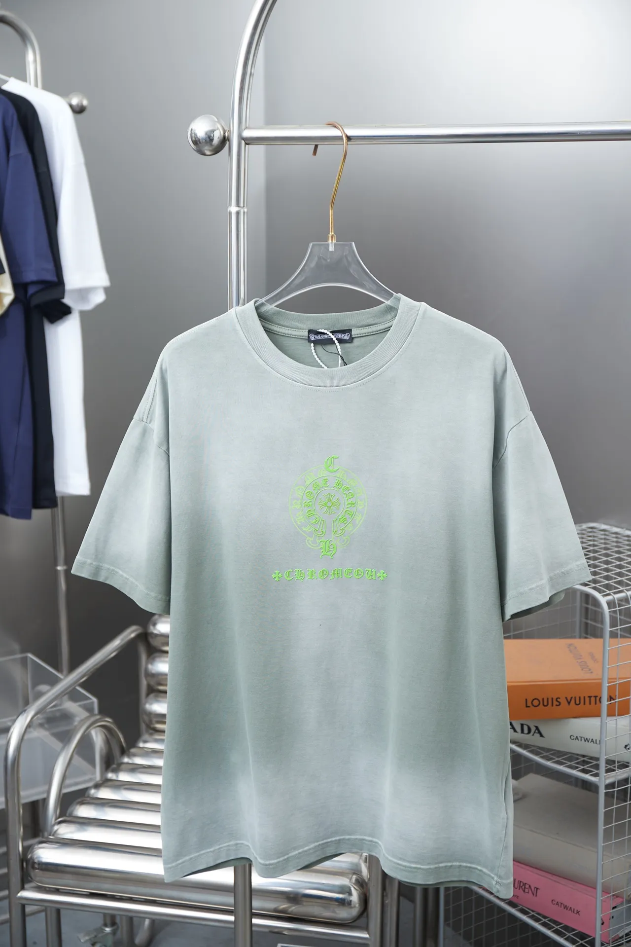 🅿️220 Chrome Hearte 25SS early spring new style Chrome Hearte flocked contrasting letter logo printed short sleeves Light luxury essential item for daily commuting for men and women Correct version Welcome to compare Detailed features · 280g 100% pure cotton double yarn jersey fabric · Custom dyed in the same cylinder, special thickened 32 count double-ply 1X1 thread · Hand-painted printing ➕ flocked letter printing process. Ready-to-wear dyeing Then do the faded fried snowflake process, then wash it to make it look old. Common washing improves the effect · Double-needle stitching across seams · Original main mark, washed tag, branded moisture-proof paper packaging Color: black/blue/khaki/green Size: S/M/L/XL